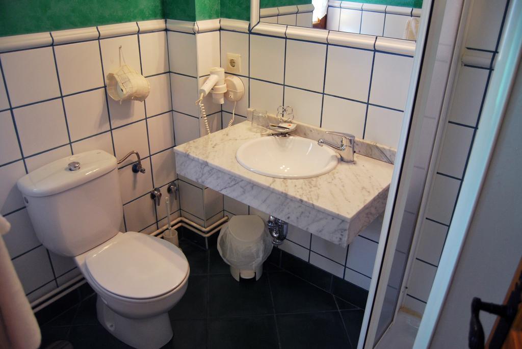 Gasthaus La Becada De Buelna Corrales De Buelna Zimmer foto
