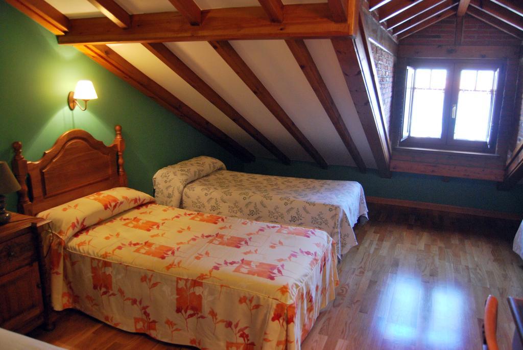 Gasthaus La Becada De Buelna Corrales De Buelna Zimmer foto